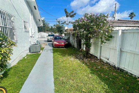 Immobilier commercial à vendre à Miami, Floride: 209.4 m2 № 913561 - photo 10