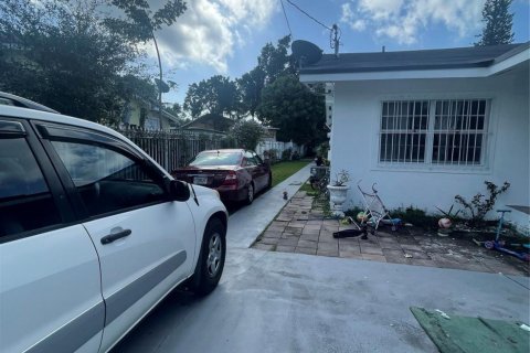 Propiedad comercial en venta en Miami, Florida, 209.4 m2 № 913561 - foto 11