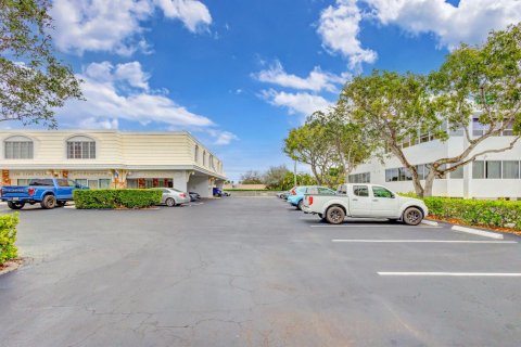 Commercial property in North Palm Beach, Florida № 913546 - photo 1