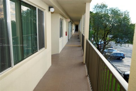 Condominio en venta en Pembroke Pines, Florida, 2 dormitorios, 112.13 m2 № 981496 - foto 17