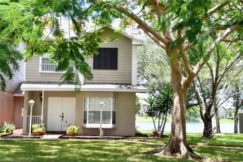 House in Sunrise, Florida 2 bedrooms, 128.95 sq.m. № 981545 - photo 1