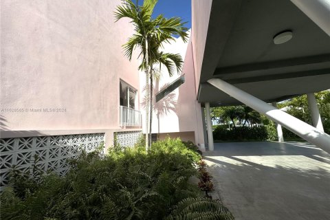 House in Miami, Florida 4 bedrooms, 247.21 sq.m. № 1315529 - photo 23