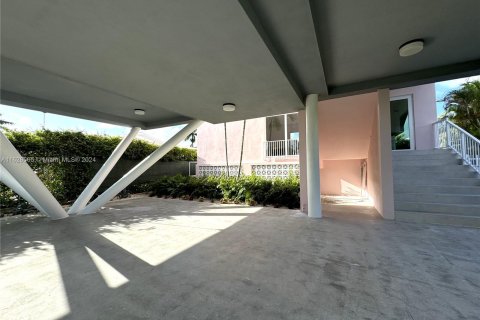 House in Miami, Florida 4 bedrooms, 247.21 sq.m. № 1315529 - photo 24