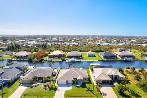 House in Port Charlotte, Florida 4 bedrooms, 193.89 sq.m. № 1414282 - photo 1