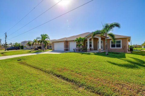 House in Port Charlotte, Florida 4 bedrooms, 193.89 sq.m. № 1414282 - photo 5