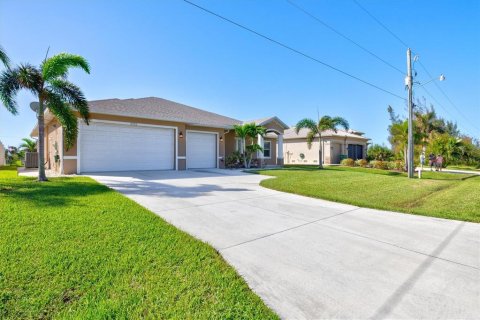 House in Port Charlotte, Florida 4 bedrooms, 193.89 sq.m. № 1414282 - photo 4