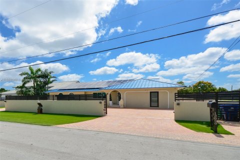 Villa ou maison à vendre à Miami, Floride: 6 chambres, 344.95 m2 № 1080089 - photo 3