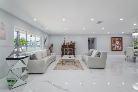 Villa ou maison à vendre à Miami, Floride: 6 chambres, 344.95 m2 № 1080089 - photo 4