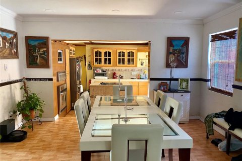 House in Miami, Florida 4 bedrooms, 244.15 sq.m. № 1221107 - photo 5