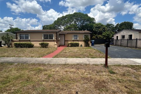 House in Miami Gardens, Florida 3 bedrooms, 112.41 sq.m. № 1188776 - photo 16