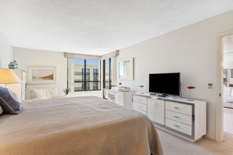 Condo in South Palm Beach, Florida, 2 bedrooms  № 981788 - photo 27