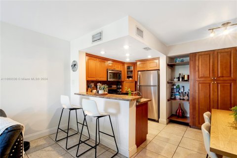 Condo in Miami, Florida, 2 bedrooms  № 1381780 - photo 8