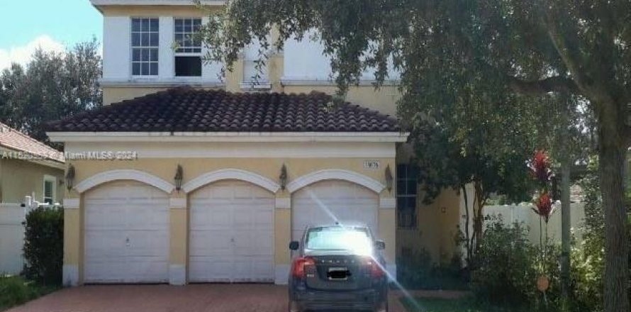 House in Miramar, Florida 6 bedrooms, 288.74 sq.m. № 970012