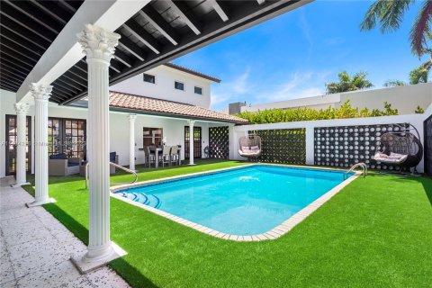 Villa ou maison à vendre à Hallandale Beach, Floride: 7 chambres, 344.11 m2 № 753862 - photo 4