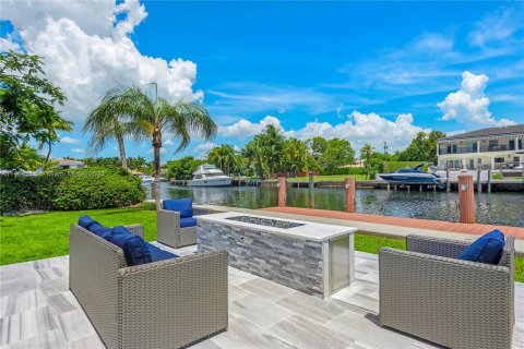 Villa ou maison à vendre à Hallandale Beach, Floride: 7 chambres, 344.11 m2 № 753862 - photo 10