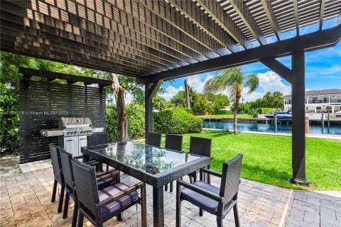 Villa ou maison à vendre à Hallandale Beach, Floride: 7 chambres, 344.11 m2 № 753862 - photo 9