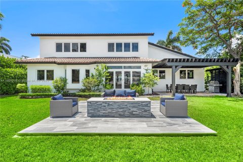 Villa ou maison à vendre à Hallandale Beach, Floride: 7 chambres, 344.11 m2 № 753862 - photo 1