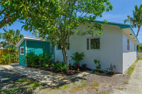 House in Lake Worth, Florida 2 bedrooms, 137.5 sq.m. № 1121068 - photo 2