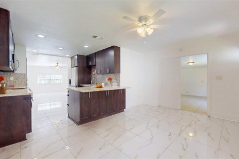 Villa ou maison à vendre à Tampa, Floride: 4 chambres, 151.52 m2 № 1383681 - photo 6