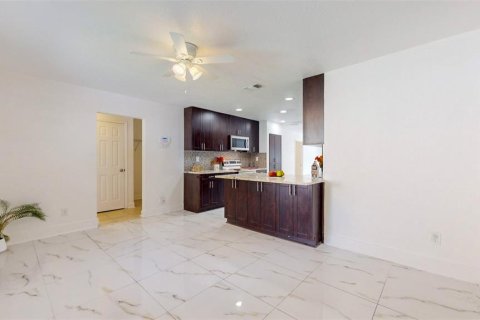 Villa ou maison à vendre à Tampa, Floride: 4 chambres, 151.52 m2 № 1383681 - photo 5