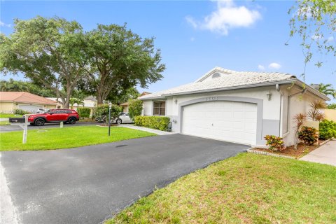 Villa ou maison à vendre à Davie, Floride: 3 chambres, 143.63 m2 № 1348021 - photo 1