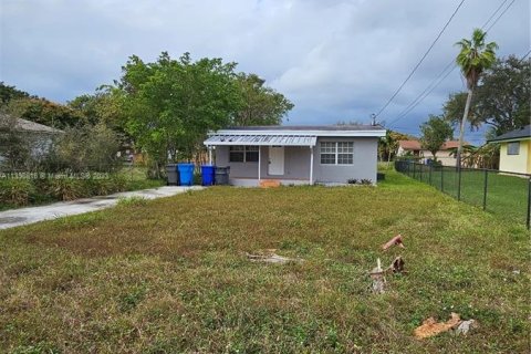 House in West Park, Florida 2 bedrooms, 66.89 sq.m. № 696337 - photo 6
