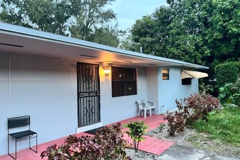 Propiedad comercial en venta en Miami, Florida, 267.65 m2 № 1234049 - foto 1