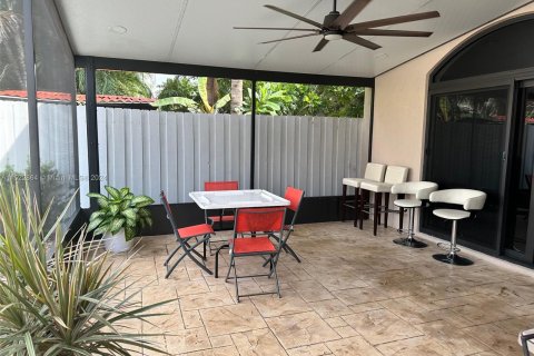 House in Pembroke Pines, Florida 3 bedrooms, 160.81 sq.m. № 980921 - photo 19