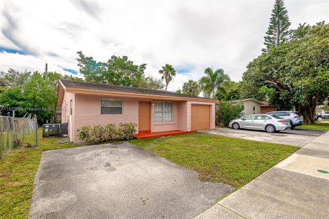 Купить коммерческую недвижимость в Форт-Лодердейл, Флорида № 975702 - фото 7
