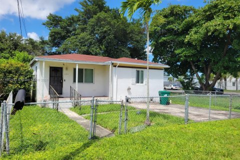 Villa ou maison à vendre à Miami, Floride: 2 chambres, 92.34 m2 № 1358798 - photo 1