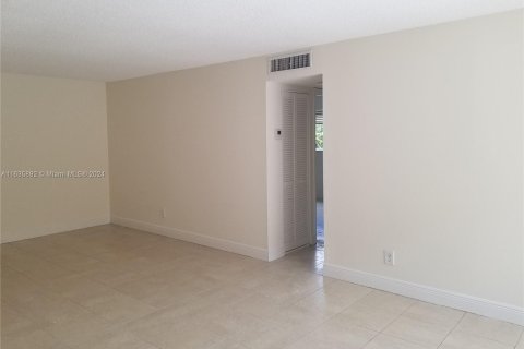 Condo in Pembroke Pines, Florida, 2 bedrooms  № 1309945 - photo 4