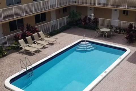 Condo in Pembroke Pines, Florida, 2 bedrooms  № 1309945 - photo 2