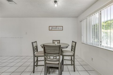 Touwnhouse à vendre à Cutler Bay, Floride: 2 chambres, 96.15 m2 № 1310324 - photo 6