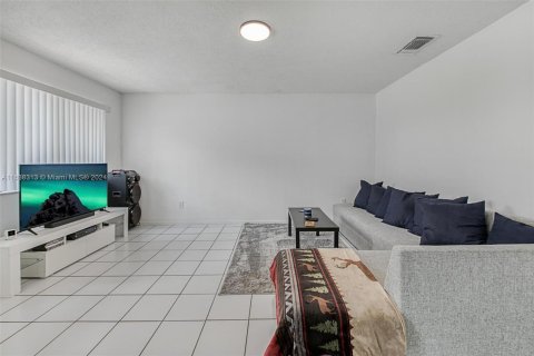 Touwnhouse à vendre à Cutler Bay, Floride: 2 chambres, 96.15 m2 № 1310324 - photo 4