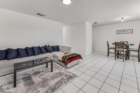 Touwnhouse à vendre à Cutler Bay, Floride: 2 chambres, 96.15 m2 № 1310324 - photo 5