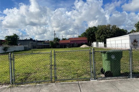 Propiedad comercial en venta en Hialeah, Florida № 975910 - foto 2