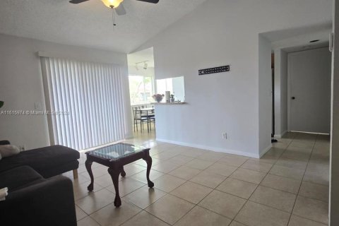 Condominio en venta en Pembroke Pines, Florida, 2 dormitorios, 79.9 m2 № 1238040 - foto 5