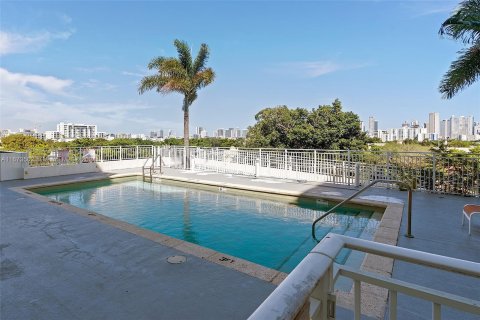 Condo in Miami, Florida, 1 bedroom  № 1400163 - photo 29