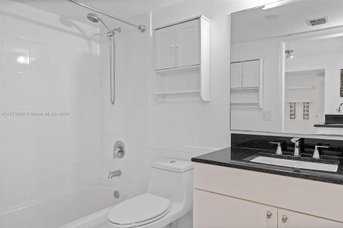 Condo in Miami, Florida, 1 bedroom  № 1400163 - photo 13