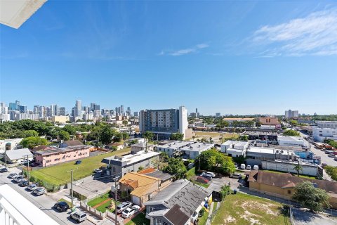 Condo in Miami, Florida, 1 bedroom  № 1400163 - photo 4