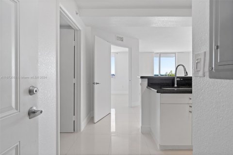 Condo in Miami, Florida, 1 bedroom  № 1400163 - photo 28