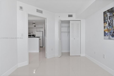 Condo in Miami, Florida, 1 bedroom  № 1400163 - photo 15