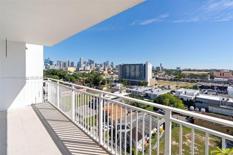 Condo in Miami, Florida, 1 bedroom  № 1400163 - photo 2