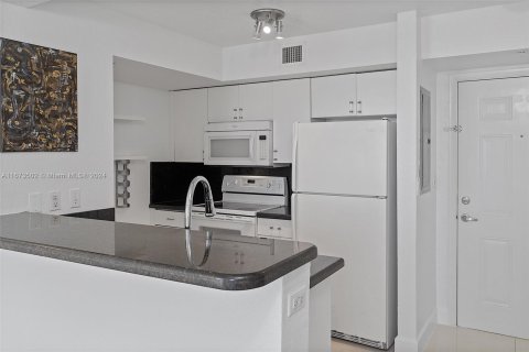 Condo in Miami, Florida, 1 bedroom  № 1400163 - photo 20