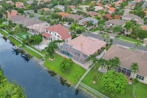 House in Pembroke Pines, Florida 5 bedrooms, 261.98 sq.m. № 1271660 - photo 9