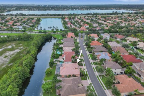 House in Pembroke Pines, Florida 5 bedrooms, 261.98 sq.m. № 1271660 - photo 19