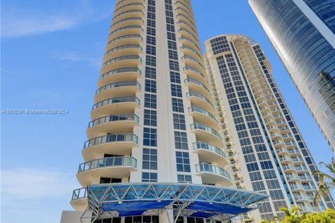 Condo in Sunny Isles Beach, Florida, 1 bedroom  № 1402881 - photo 1