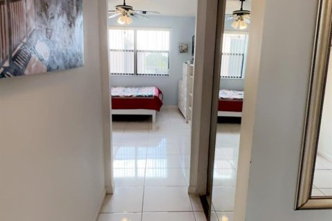 Condo in Sunrise, Florida, 1 bedroom  № 840093 - photo 16