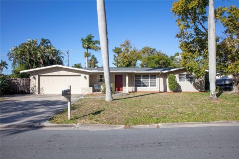 House in Fort Myers, Florida 3 bedrooms, 166.11 sq.m. № 1010577 - photo 1
