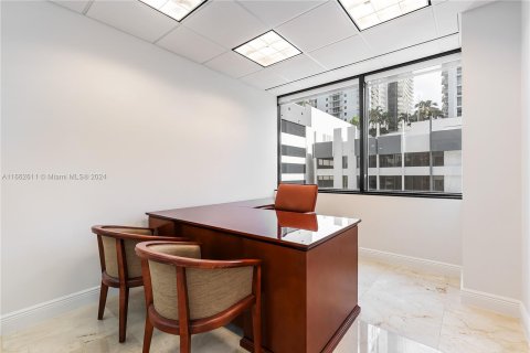 Commercial property in Miami, Florida № 1380400 - photo 11